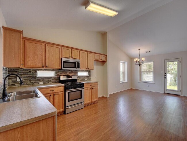 Building Photo - 136 Strawn