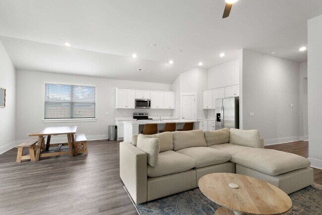 Building Photo - Spacious 4 Bedroom Home in Blake Farm