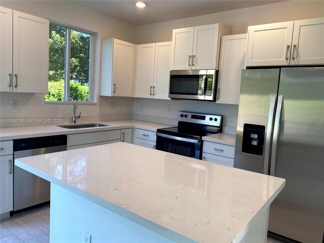 Building Photo - 2305 SE 10th St