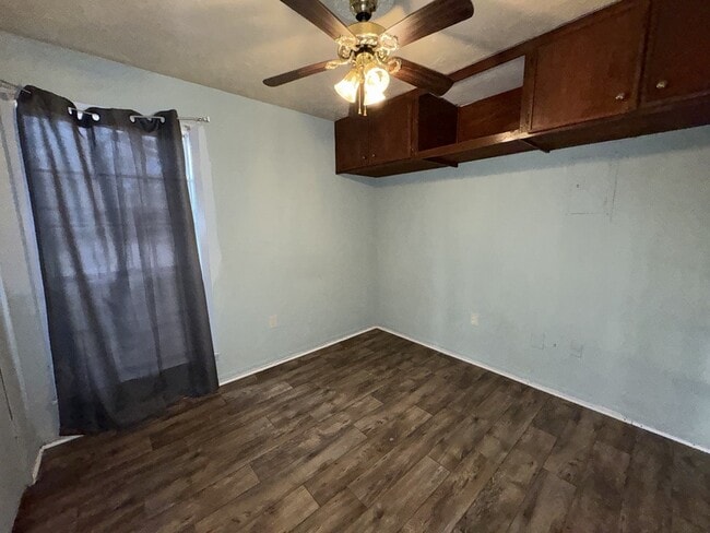 Building Photo - 5680 Queen Mary Ln