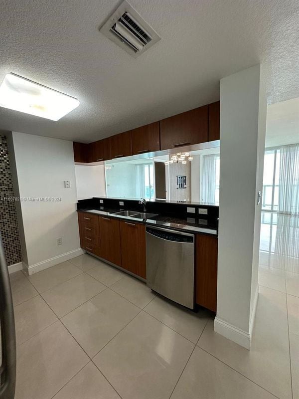 Building Photo - 1800 N Bayshore Dr