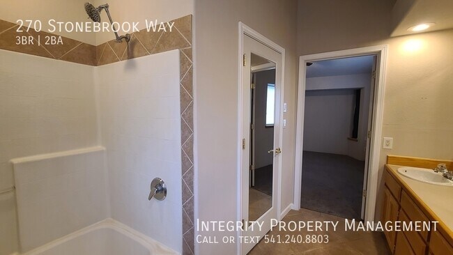 Building Photo - 270 Stonebrook Way