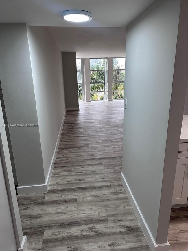 Building Photo - 1 bedroom in Hallandale FL 33009