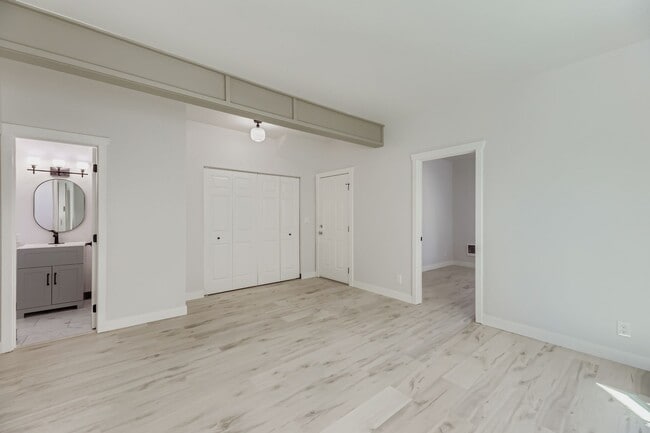 Building Photo - Breathtaking Renovation! Oversized 2 Bed 1...
