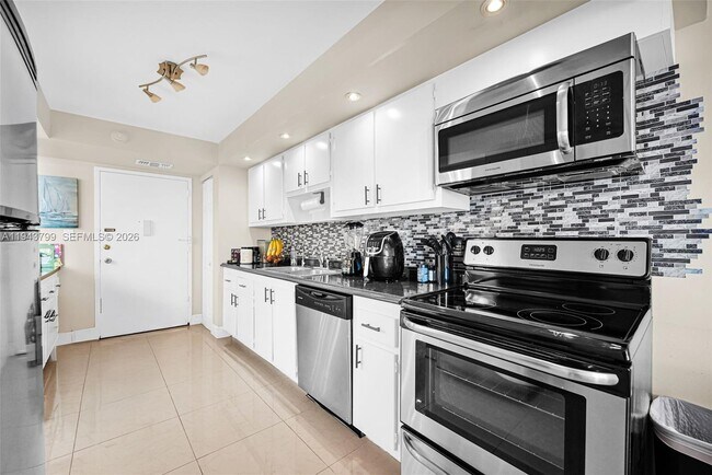 Building Photo - 7135 Collins Ave