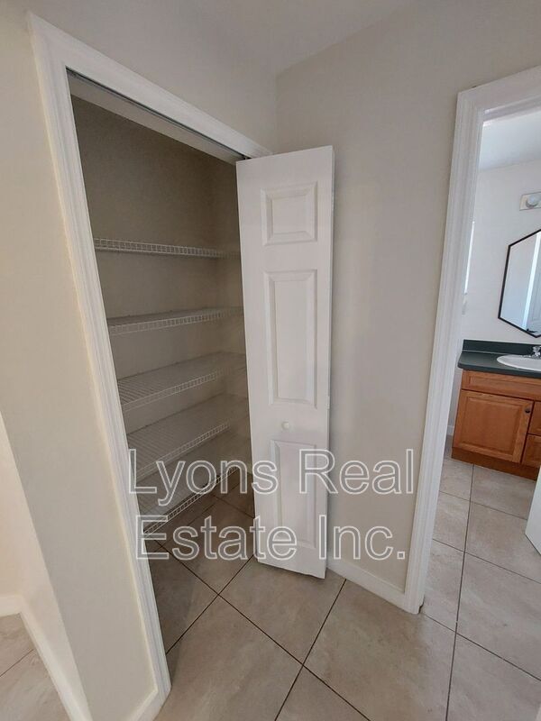 Building Photo - 611 SE 5th St