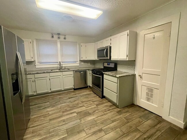 Building Photo - Heart of Conway!