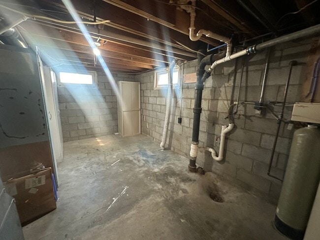 Building Photo - Two bedroom, One bathroom, Pet Friendly Ho...