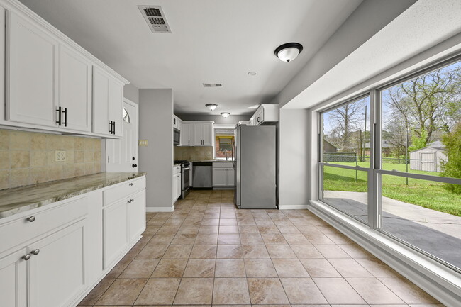 Building Photo - 9852 Hawthorne Dr