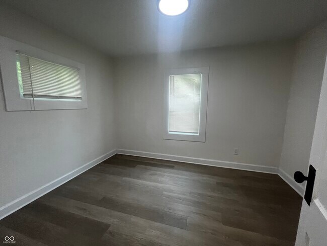 Building Photo - 1504 N Gladstone Ave