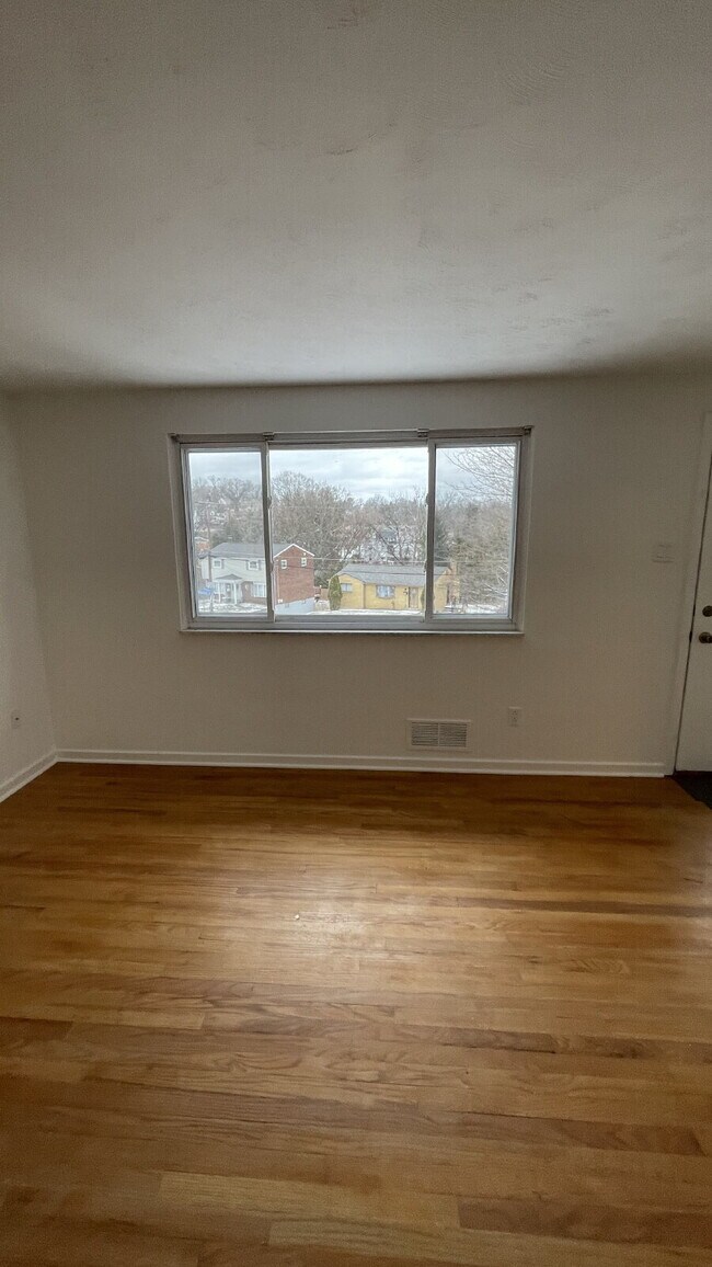 Building Photo - Charming 3 bed, 2 bath with finished basement!