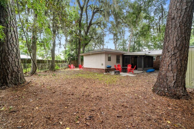 Building Photo - Southside Savannah Gem – 4BR Home in Windsor Forest with Sunroom & Patio