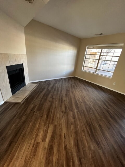 Building Photo - Downtown 2bd Townhouse! Balcony, off-stree...
