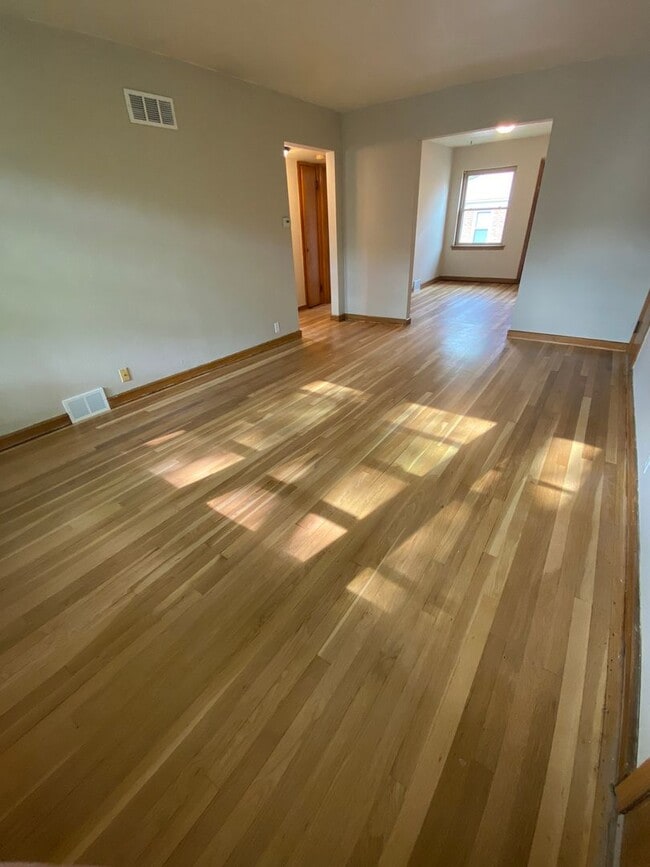 Primary Photo - Comfortable 2-Bedroom Wauwatosa Apartment
