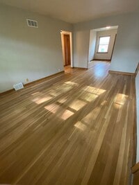 Building Photo - Comfortable 2-Bedroom Wauwatosa Apartment