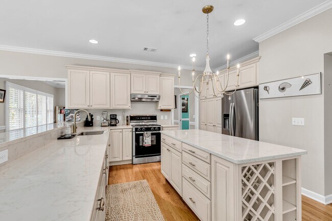 Building Photo - Welcome to the Desirable Landings on Skidaway Island - MIN 6 Month Lease - Fully Furnished