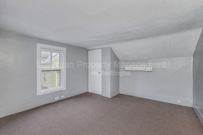 Building Photo - 719 Davis St