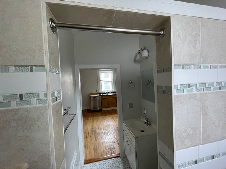 Bathroom w/ walk-in shower & privacy glass. - 18 North St