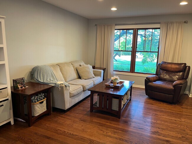 Building Photo - 889 E Stonebridge Ct