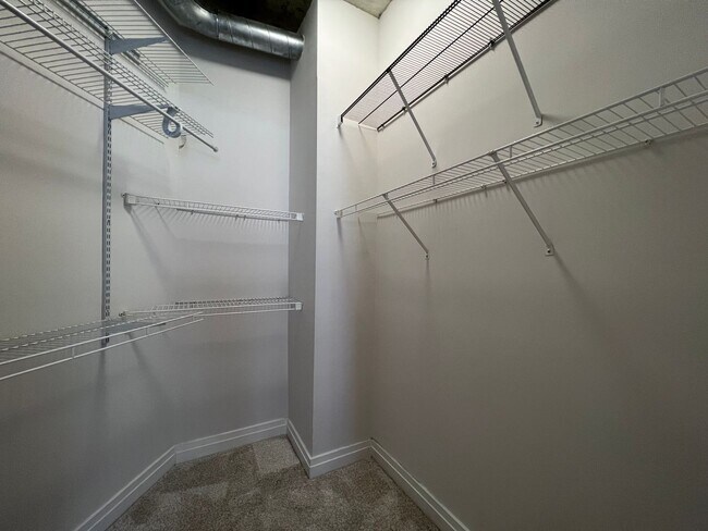 Building Photo - Large, Upgraded 2 Bed/2 Bath Loft off Mass...