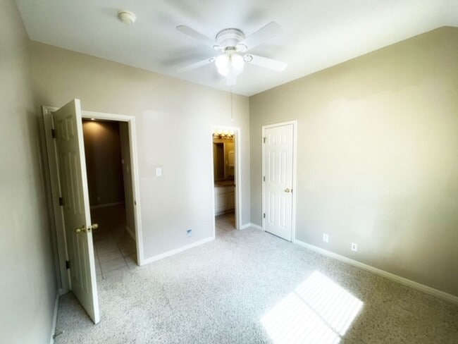 Building Photo - Fall in love with this Absolutely Beautiful 1 Story home in The Heights Of Stone Oak