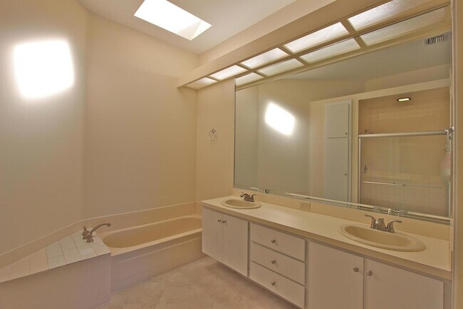 Building Photo - 252 Sussex Cir