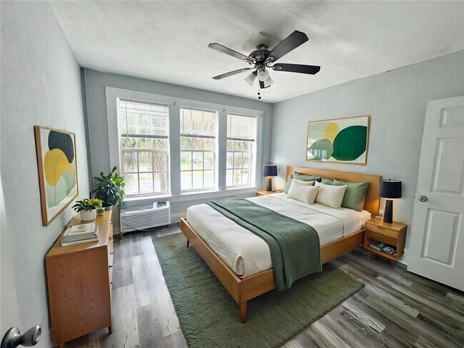 Building Photo - 704 Cordova Dr