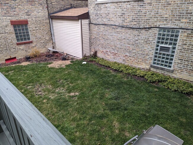 Building Photo - 5650 N Spaulding Ave