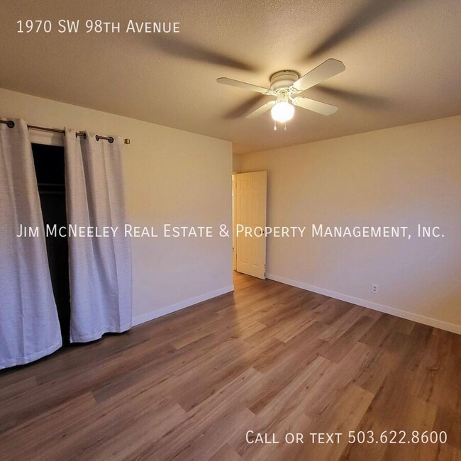 Building Photo - Remodeled 2-Bedroom Duplex with Bonus Room...