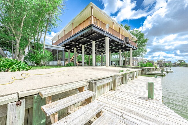 Building Photo - 302 Palm Dr