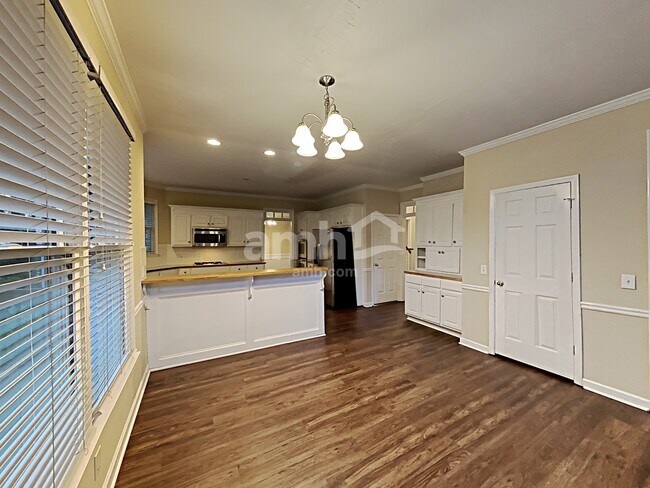 Building Photo - 815 Hillcrest Ln