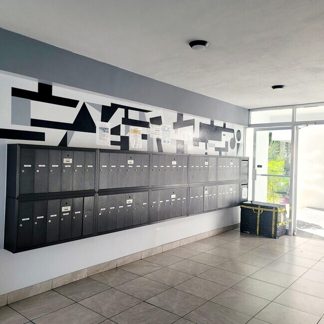 Building Photo - 1333 E Hallandale Beach Blvd