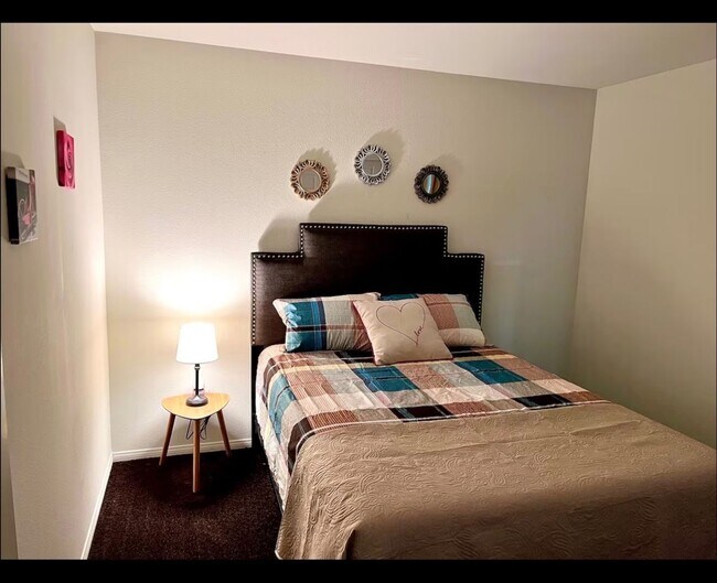 Building Photo - Best Deal in Town - Fully furnished 3 BD 2 BA Home