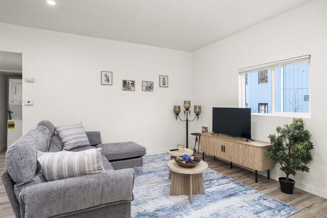 Building Photo - 815 SW Cloverdale St