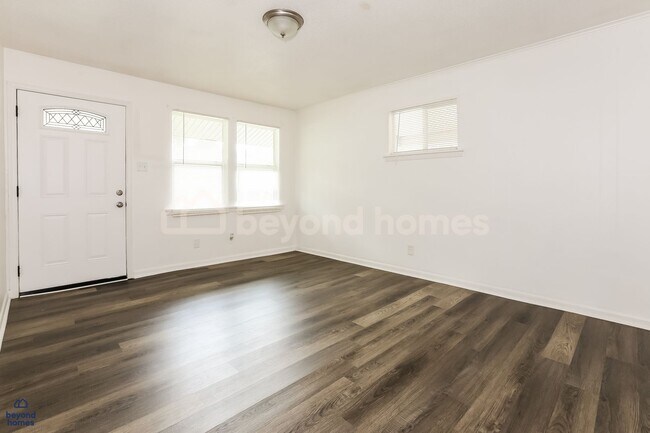 Building Photo - Welcome to your absolutely adorable, move-in ready 3 bed, 1 bath!