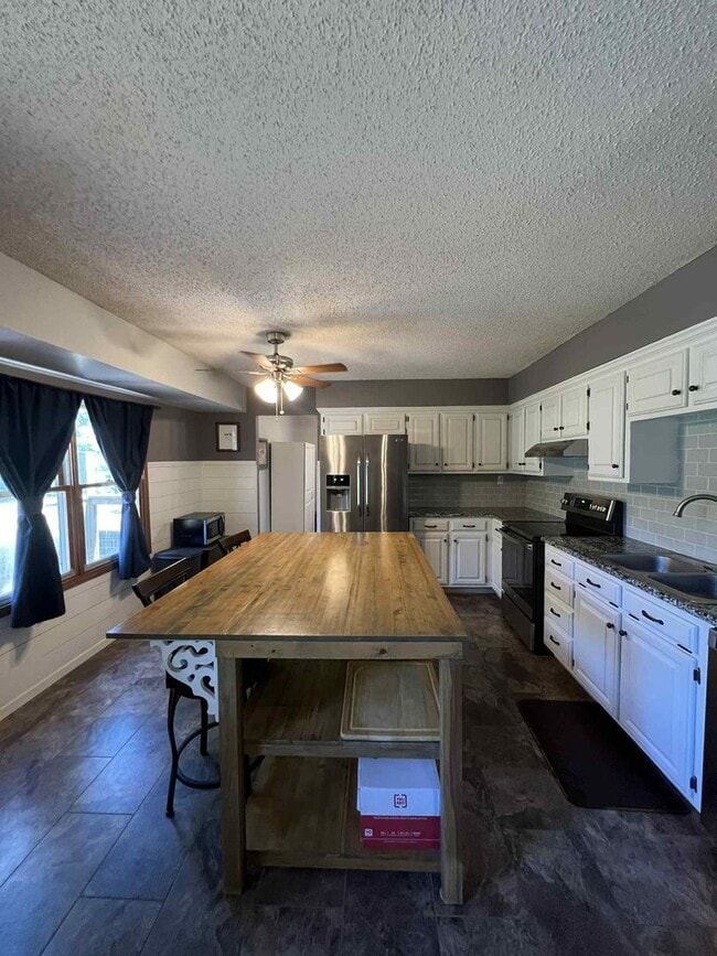 Building Photo - COMING SOON: MOVE IN SPECIAL: HALF OFF FIR...