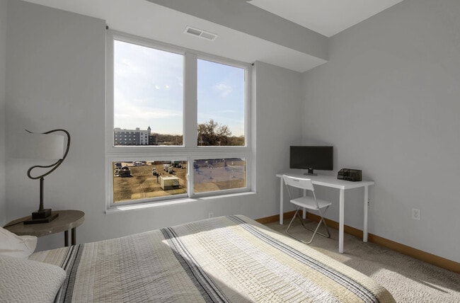 Building Photo - 2600 University Ave SE