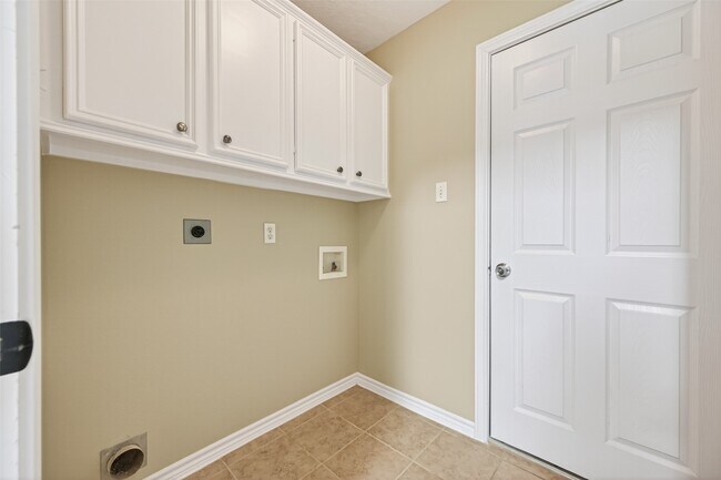 Building Photo - 11655 Lakeview Manor Dr