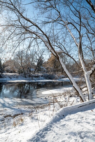 Building Photo - 535 W Montclaire Ave