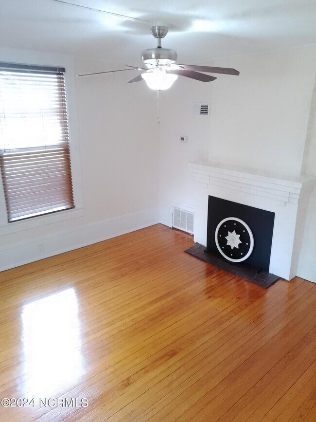 Building Photo - 407 E Main St