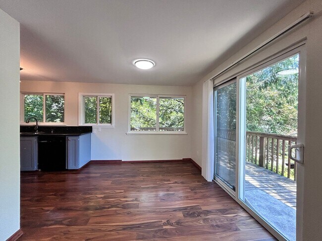 Building Photo - Large 3 Bed, 2 Bath, Sanctuary!