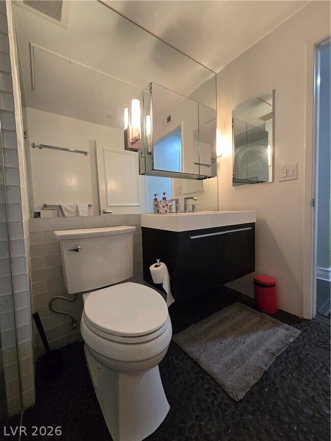 Building Photo - 220 E Flamingo Rd