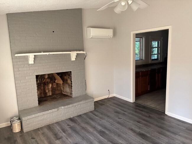 Building Photo - 3 bedroom, 1 bath with covered carport parking