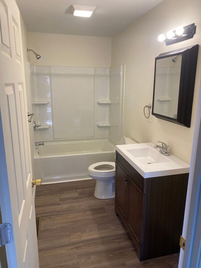 Building Photo - 606 W Cherry St