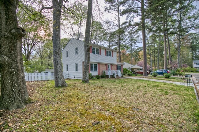 Building Photo - Great Location in Williamsburg!