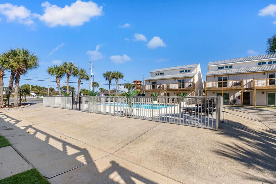 Building Photo - 8115 Thomas Dr