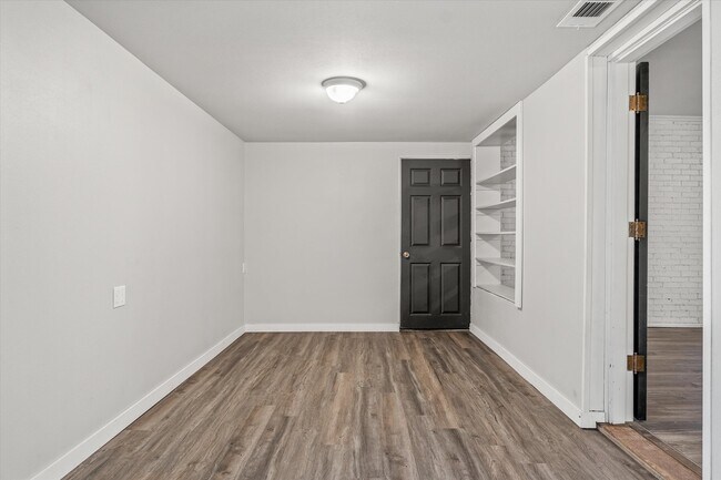 Building Photo - 175 E Elm St