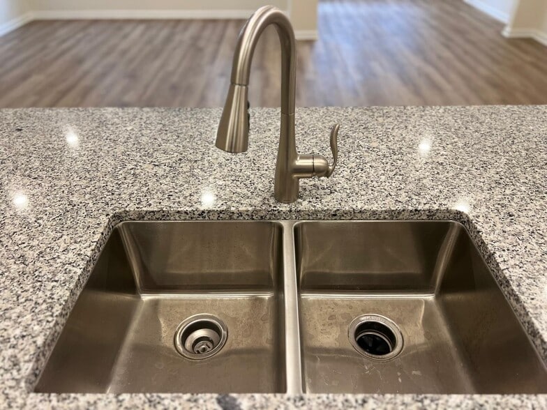 Dual sink with grinder - 6527 Wheatly Rd