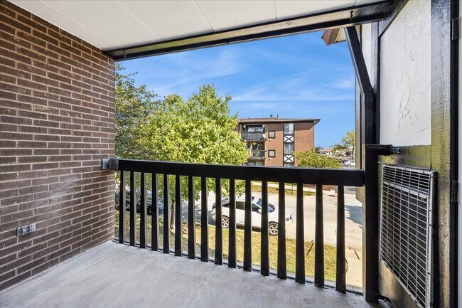Building Photo - 13620 Lamon Ave