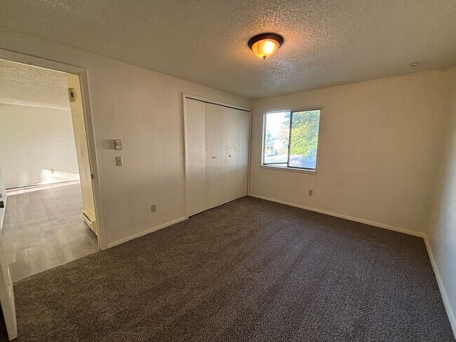 Building Photo - 4035-4037 Amber Ln